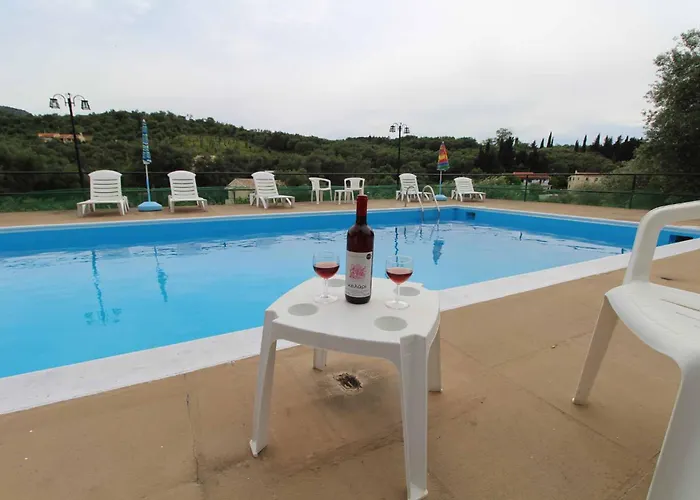 Frankis Agios Spyridonas Perithia Appart hôtel Ypsilas