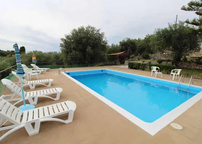 Frankis Agios Spyridonas Perithia 3*