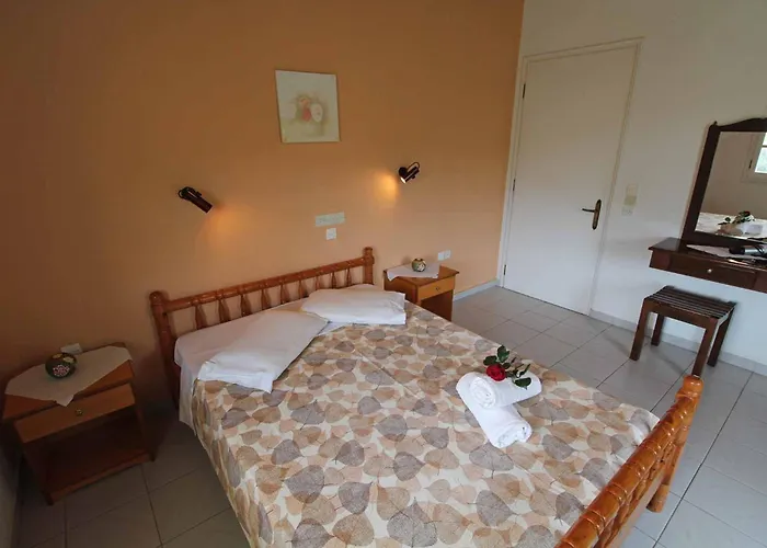 Frankis Agios Spyridonas Perithia Appart hôtel