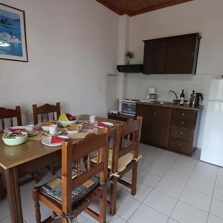 Frankis Agios Spyridonas Perithia Aparthotel