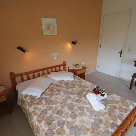 Frankis Agios Spyridonas Perithia Aparthotel