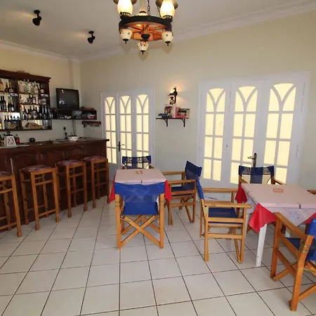 Frankis Agios Spyridonas Perithia Aparthotel Ypsilas